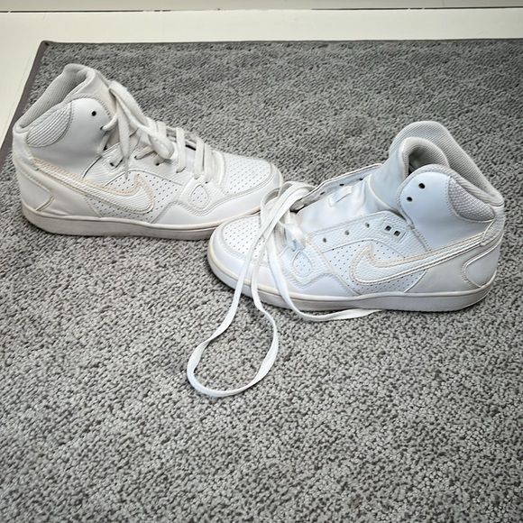 Nike Air Force 1 Women’s high top sneaker- size 6.5 - Picture 3 of 5